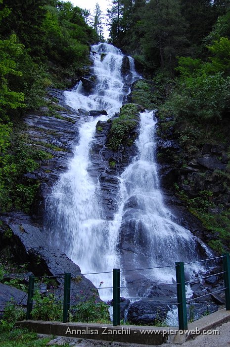 01 Cascata di Val Sambuzza, noi saliamo alle sorgenti di queste acque.JPG